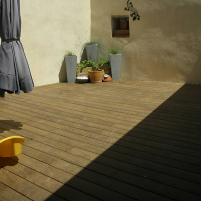 Cour intérieur Terrasse en Kebony - net de noeuds 